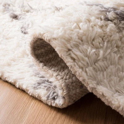 Casablanca CSB951 Hand Tufted Area Rug - Safavieh - Image 4